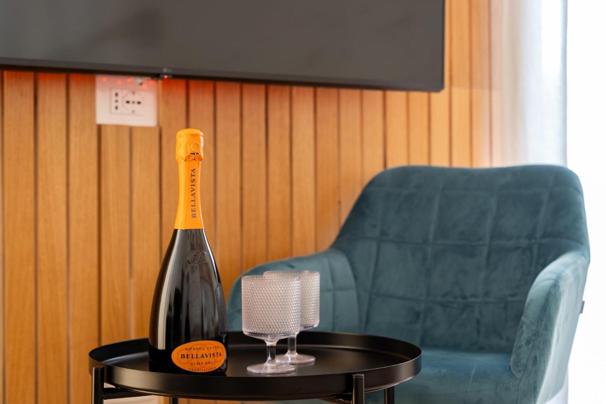 New Elegance Suites Guesthouse 오리스타노 외부 사진